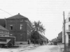 Die Sterkrader Straße in der Ortsmitte von Dinslaken-Hiesfeld Ende der 1920er-Jahre. Im rechten hellen Gebäude ist heute eine Bank untergebracht (Foto: Stadtarchiv Dinslaken).